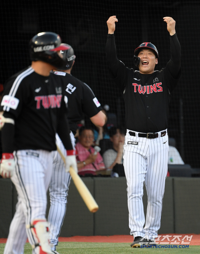 It's a new history again. The feelings of affection from foreign legend, who hit 20 home runs for LG's first three consecutive years. Me too, it's more meaningful when I play it at LG for the first time. 