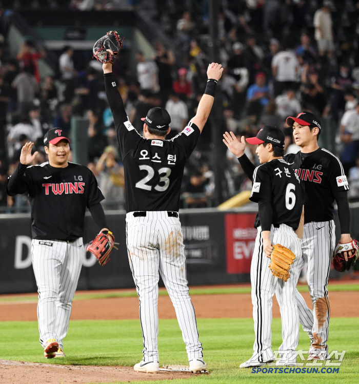 It's a new history again. The feelings of affection from foreign legend, who hit 20 home runs for LG's first three consecutive years. Me too, it's more meaningful when I play it at LG for the first time. 