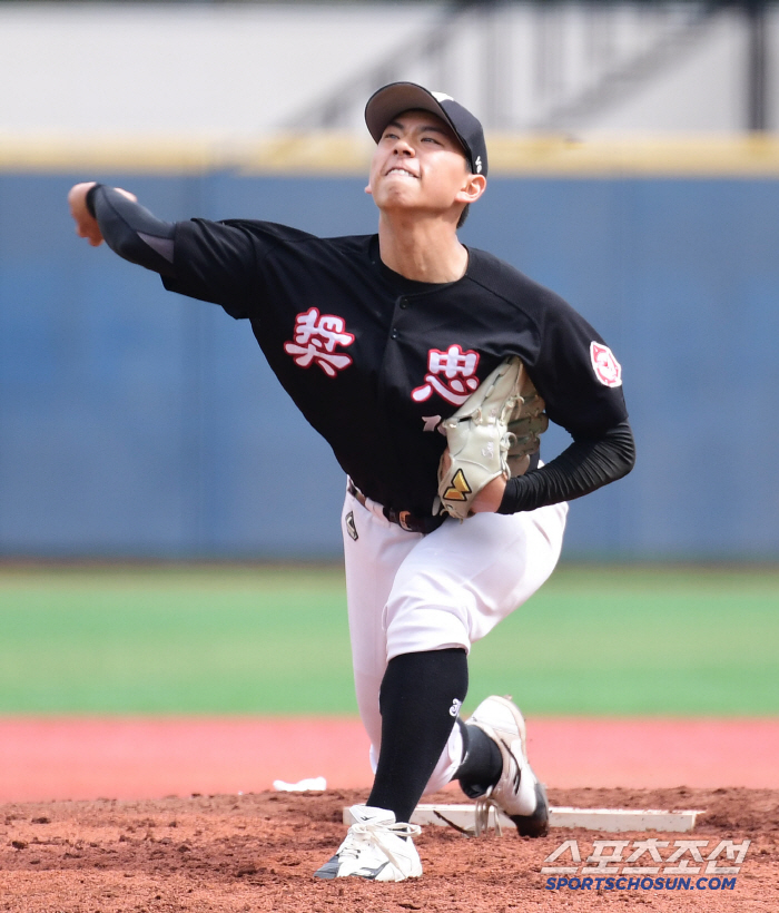 Jangchung High School's Son Min-seo, who threw all his might, and Jangchung entrusted up to 104 pitches with confidence until the end 
