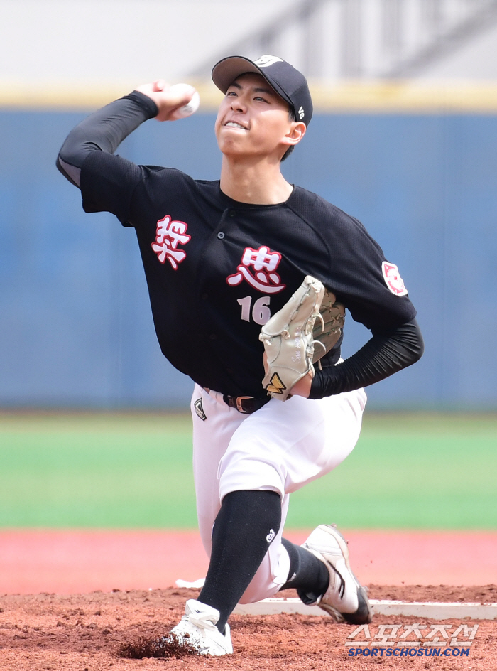 Jangchung High School's Son Min-seo, who threw all his might, and Jangchung entrusted up to 104 pitches with confidence until the end 