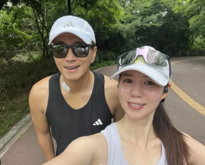 Jin Tae-hyun starts rehabilitation exercise just a week after cancer surgery ♥ with his wife