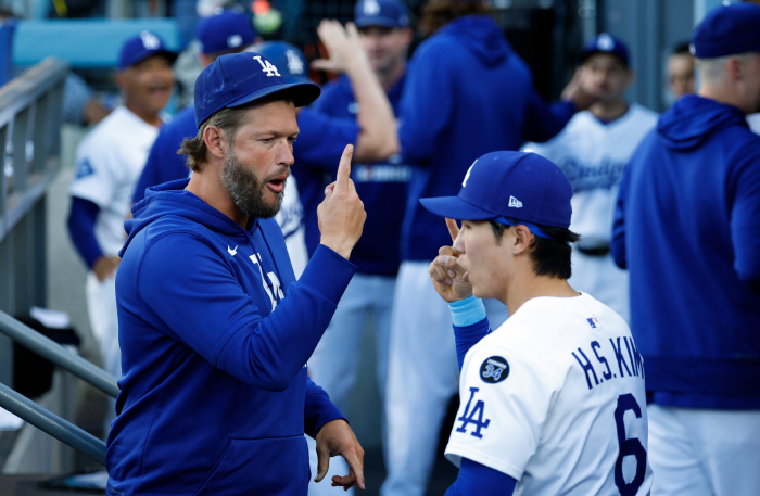Kim Hye Sung, why are you playing left and right? The manager revealed it himself → Why hitting 60% against left-handed pitchers is useless