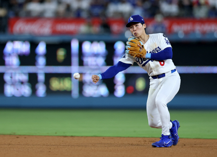 Kim Hye Sung, why are you playing left and right? The manager revealed it himself → Why hitting 60% against left-handed pitchers is useless