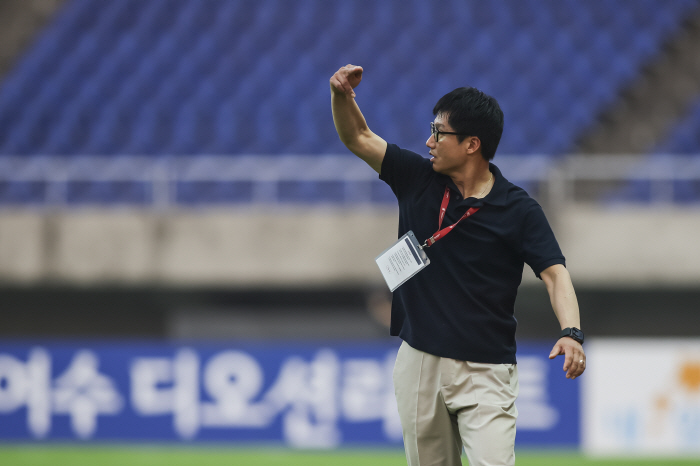  Kim Young-kwon left in the first half → Cho Sung-kwon won the final goal Gwangju, Ulsan 10, and won the semifinal for the second consecutive year