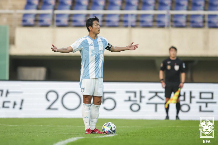  Kim Young-kwon left in the first half → Cho Sung-kwon won the final goal Gwangju, Ulsan 10, and won the semifinal for the second consecutive year