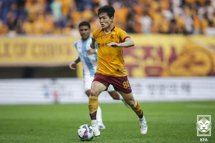  Kim Young-kwon left in the first half → Cho Sung-kwon won the final goal Gwangju, Ulsan 10, and won the semifinal for the second consecutive year