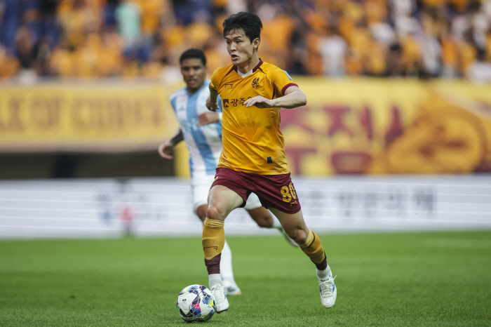  Kim Young-kwon left in the first half → Cho Sung-kwon won the final goal Gwangju, Ulsan 10, and won the semifinal for the second consecutive year