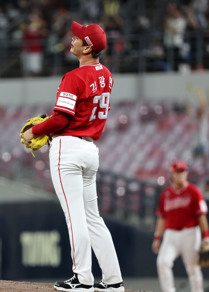 Lotte, are you thankful? SSG stops KIA from winning 4 consecutive games...Kim Kwang-hyun finally won his first away game