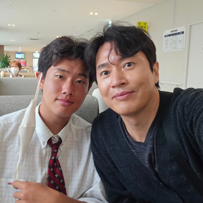 Lumiko ♥ Kim Jung-min, the second and commemorative selfie of the national soccer team...Happy birthday