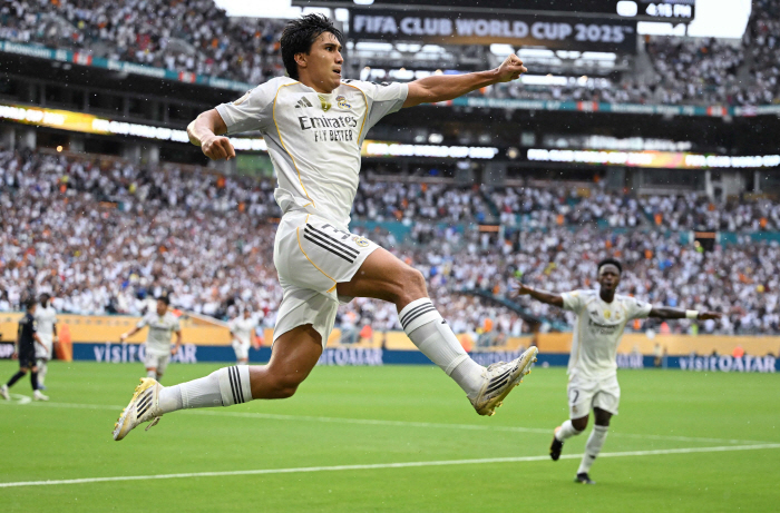 Mbappe, are you shaking? My brother born in 2004 is going crazy, CWC's 3rd goal with a header that looks like his teacher Raul...Real Defeat Juventus 10 to advance to the quarterfinals