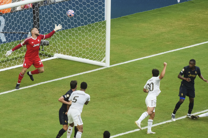 Mbappe, are you shaking? My brother born in 2004 is going crazy, CWC's 3rd goal with a header that looks like his teacher Raul...Real Defeat Juventus 10 to advance to the quarterfinals