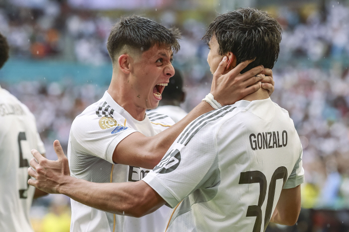 Mbappe, are you shaking? My brother born in 2004 is going crazy, CWC's 3rd goal with a header that looks like his teacher Raul...Real Defeat Juventus 10 to advance to the quarterfinals