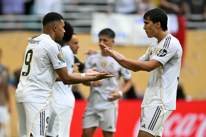 Mbappe, are you shaking? My brother born in 2004 is going crazy, CWC's 3rd goal with a header that looks like his teacher Raul...Real Defeat Juventus 10 to advance to the quarterfinals