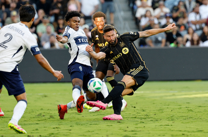  Are you watching, Ronaldo? 39-year-old Buljo goaltender, leaving and returning to the European big league...Leaguers are showing off their Scorpion kicks