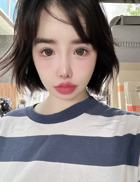 Park Bom returns to 2NE1...It's pretty even without a filter on it