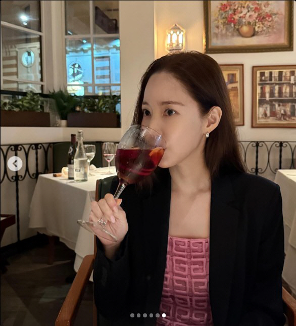 Park Min-young's face smaller than a wine glass...Extinction level face proved again