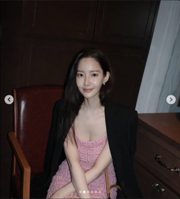 Park Min-young's face smaller than a wine glass...Extinction level face proved again