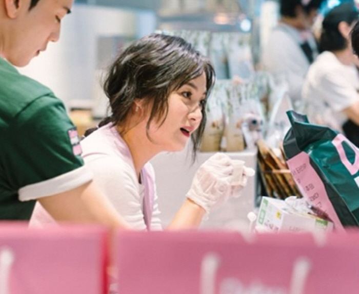 Park Na-rae, who is 48kg, captures her real beauty at the department store..You've become so pretty that you can't recognize me