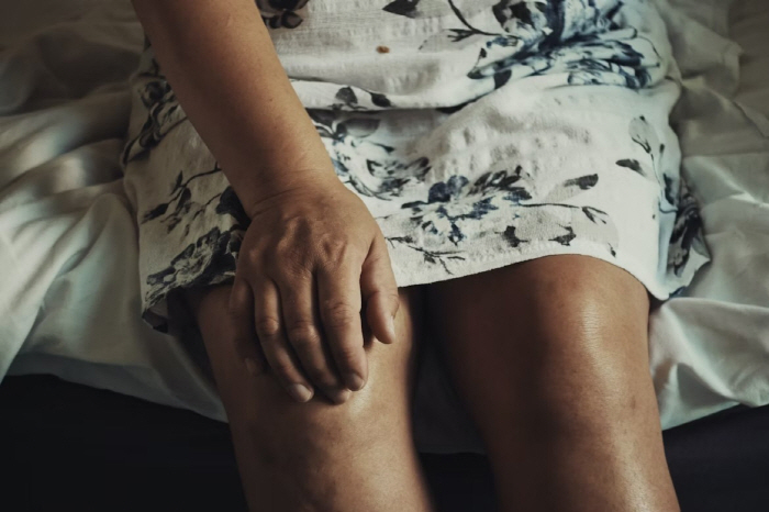 People in their 50s and 60s, be careful of cartilage damage in the meniscus of the knee...Degenerative arthritis when left unattended at Himchan Hospital