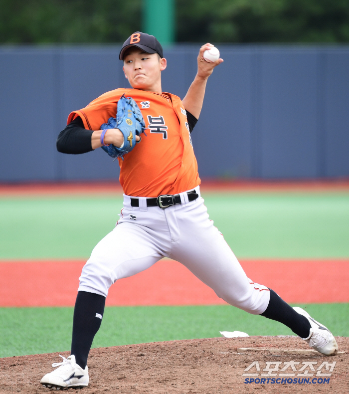  Bukil High School Kang Sung-woo starts Cheongryonggi and throws a strong pitch
