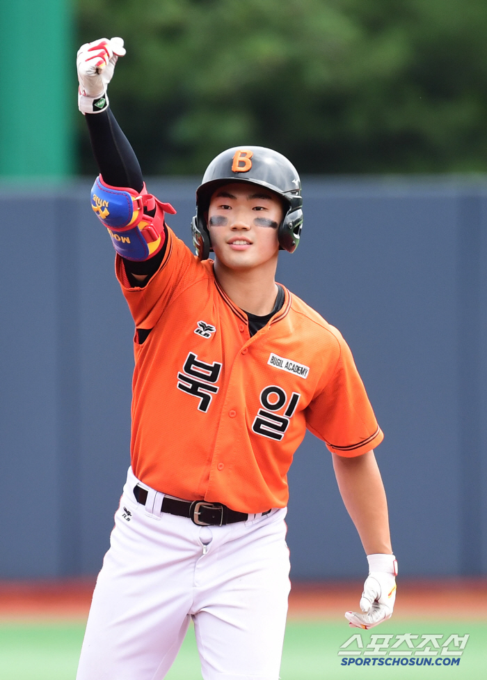  Bukil High School's Lee Chan-woo hit a timely RBI and clenched his fist