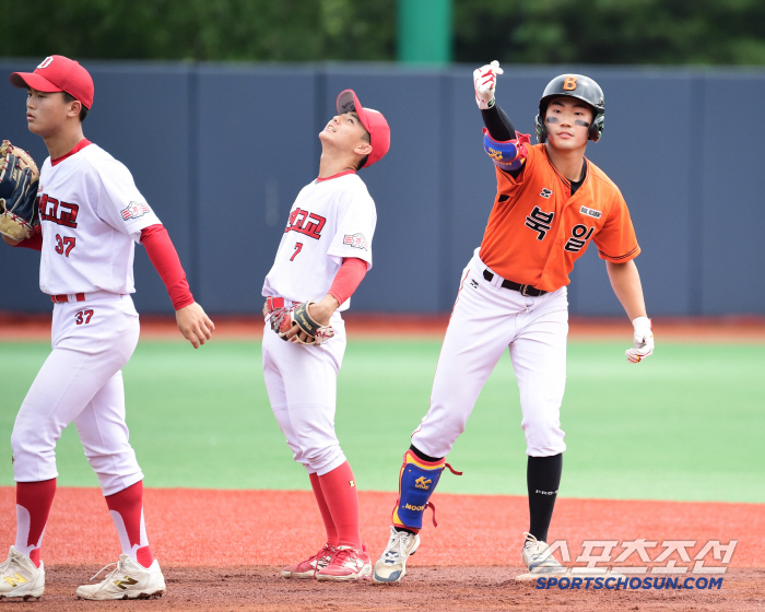  Bukil High School's Lee Chan-woo makes a timely RBI single to take the lead in the first inning