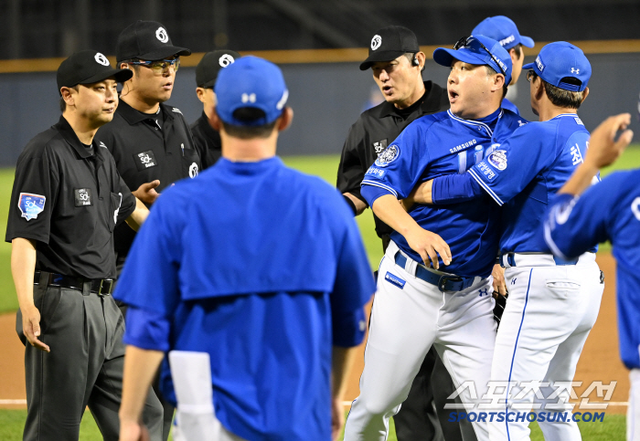  Coach Park Jin-man, who is upset by the third base trial decision, Coach Choi Il-eon ripping him off