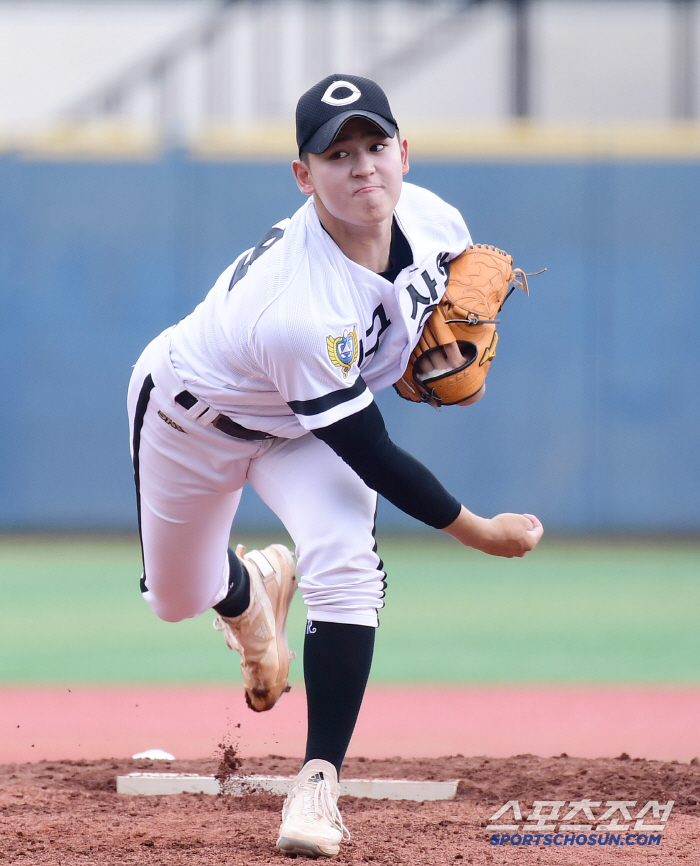  Daegu Sangwon High School Seo Chan-hyuk starts Cheongryonggi and throws a strong pitch