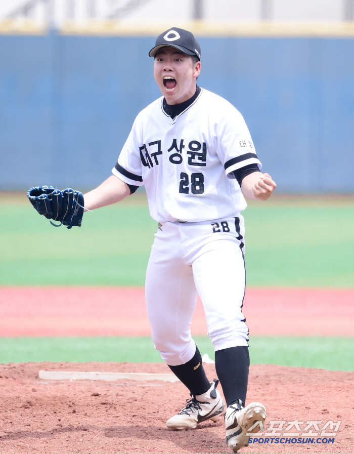  Daegu Sangwon Kim Se-eun roars while catching Jangchung High School