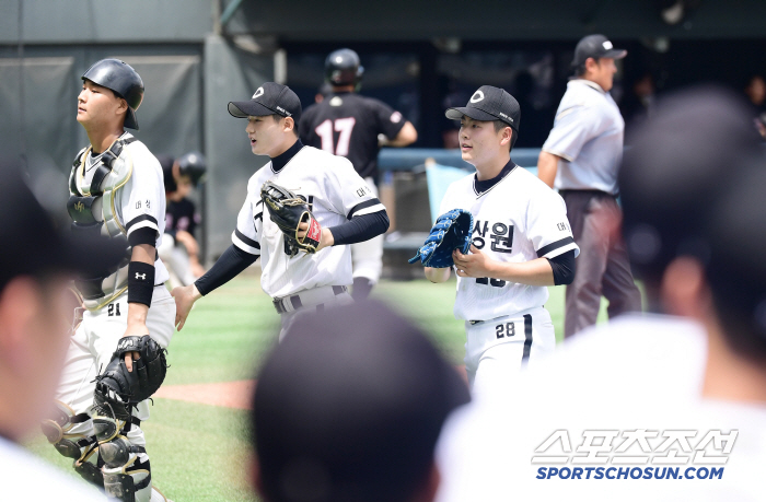  Daegu Sangwon loaded the bases with one out in the bottom of the seventh inning. Escaped the crisis of losing points