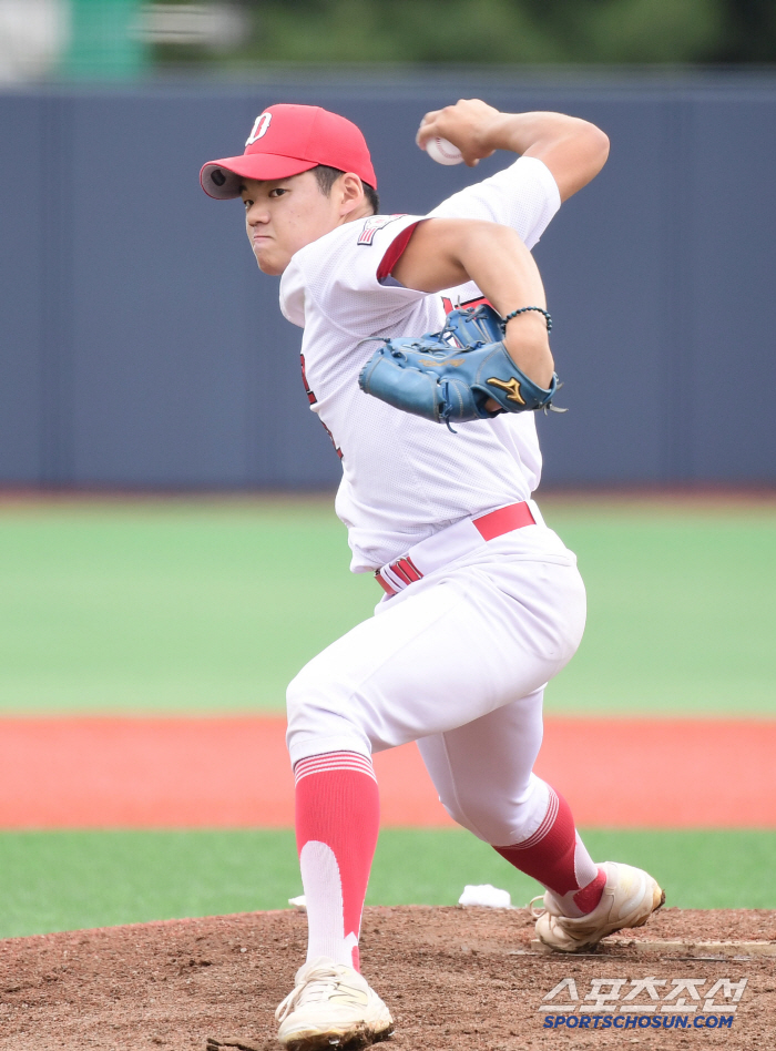  Daejeon High School Junsung Park bites his lips and throws a powerful pitch.
