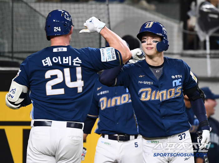  Davidson congratulated by Park Gunwoo