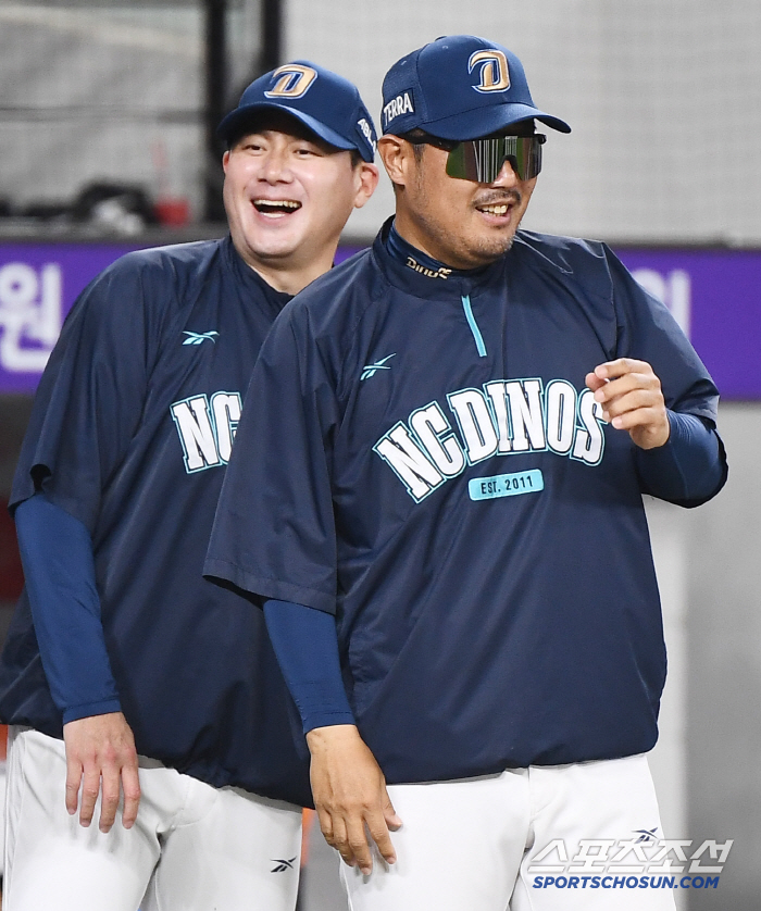  Director Lee Ho-joon and Chief Seo Jae-eung, who are happy to win