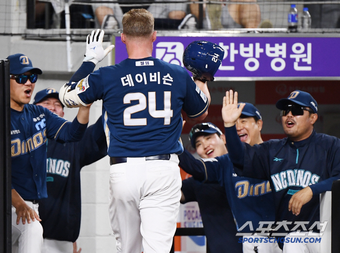  Director Lee Ho-joon congratulates Davidson