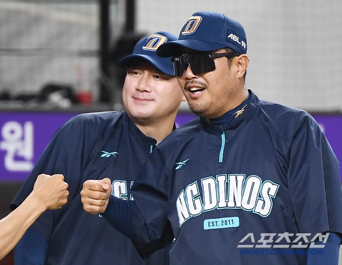  Director Lee Hojun is happy to win