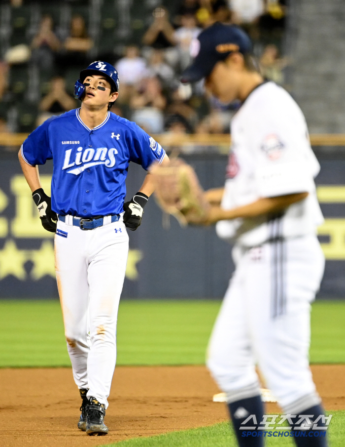  Frustrated Koo Ja-wook, passing 2nd base