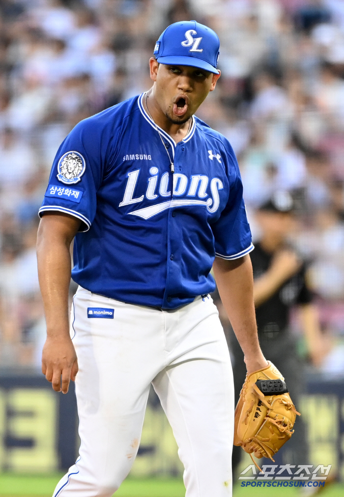  Garabito escaped the crisis with two outs and runners on the second and third bases with a strikeout