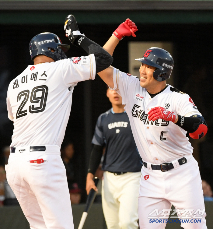  If Reyes hits it, Junwoo finishes it