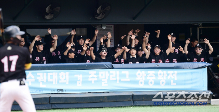  Jangchung High School players are cheering for them passionately