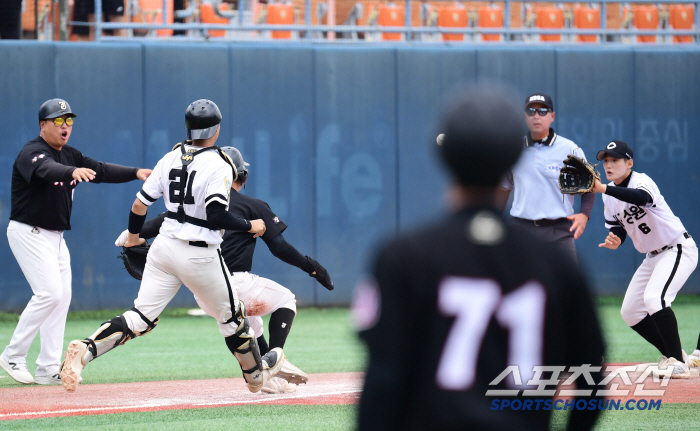  Jangchung High School's Jang Jinhyuk gets caught in the rundown. Tag out