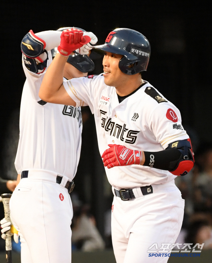 Junwoo, two-run shot