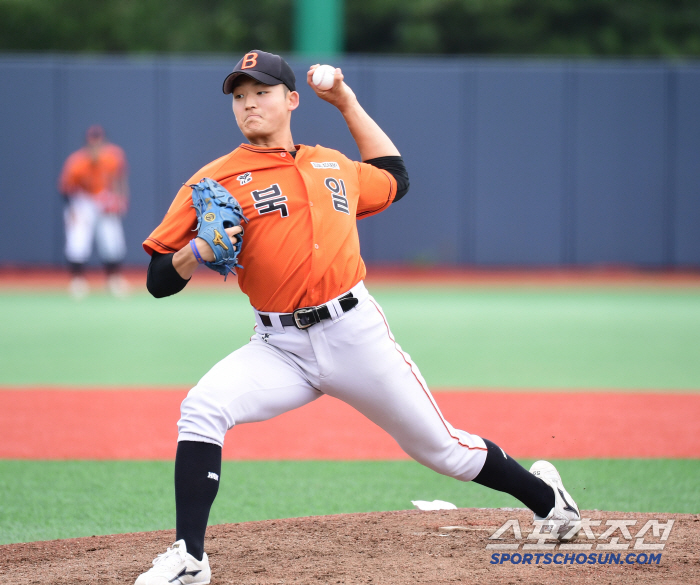  Kang Kyung-woo of Bukil High School pitches against Cheongryonggi of Daejeon High School