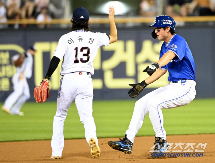  Koo Ja-wook, who passed 2nd base, suddenly stepped on the brake