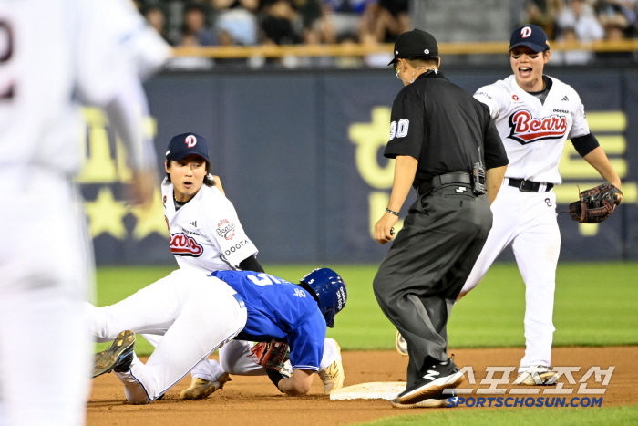 Overrun Koo Ja-wook goes to second base. Tag out
