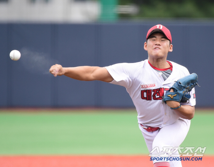  Powerful pitch to Daejeon High School's Junsung Park victory.