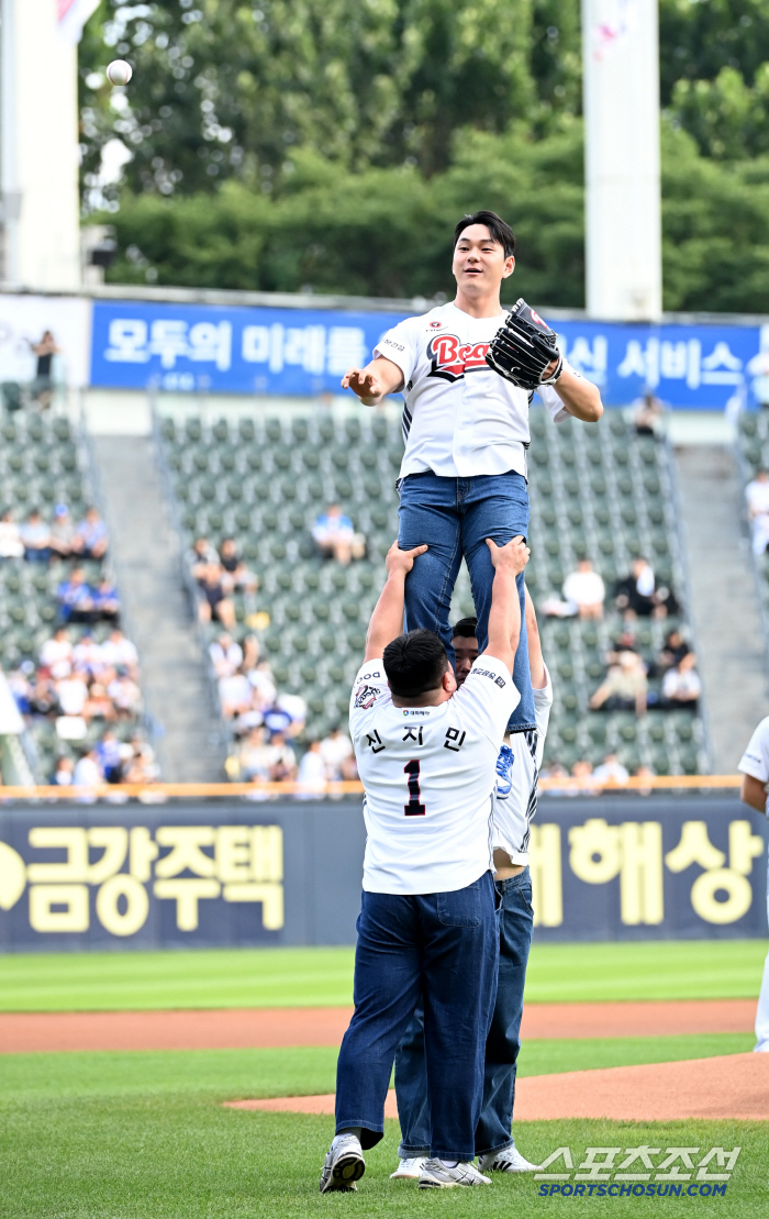  Shin Ji-min, Kim Tae-woo, and rugby players' great first pitch