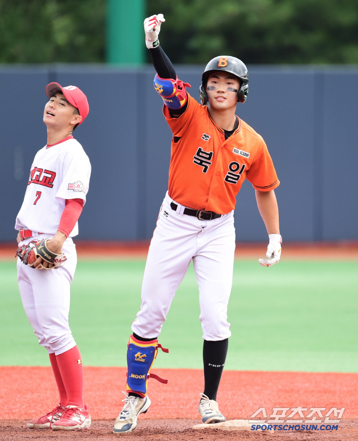  A timely RBI hit in the first inning of Bukil High School's Lee Chan-woo