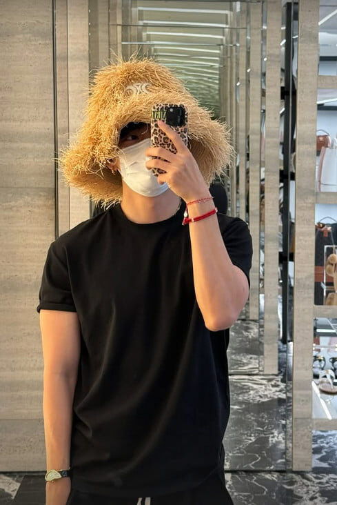  BTS V, you were a fashionable face..It's hip even if you flip a straw nest upside down