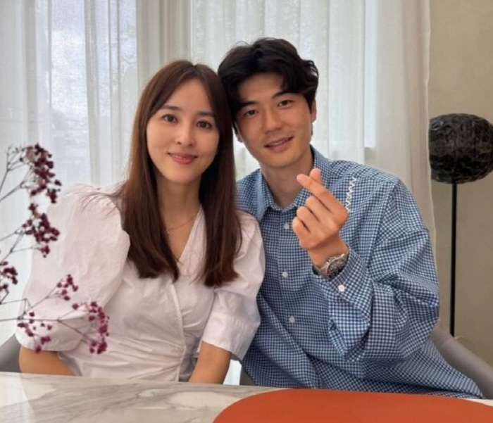  'Daddy like a constant fool' Han Hye-jin ♥ Ki Sung-yong celebrates his 12th wedding anniversary with his daughter