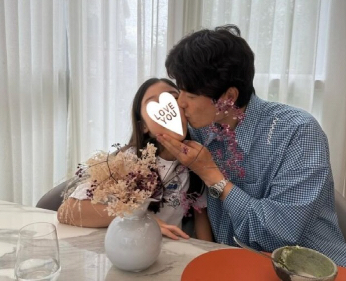  'Daddy like a constant fool' Han Hye-jin ♥ Ki Sung-yong celebrates his 12th wedding anniversary with his daughter